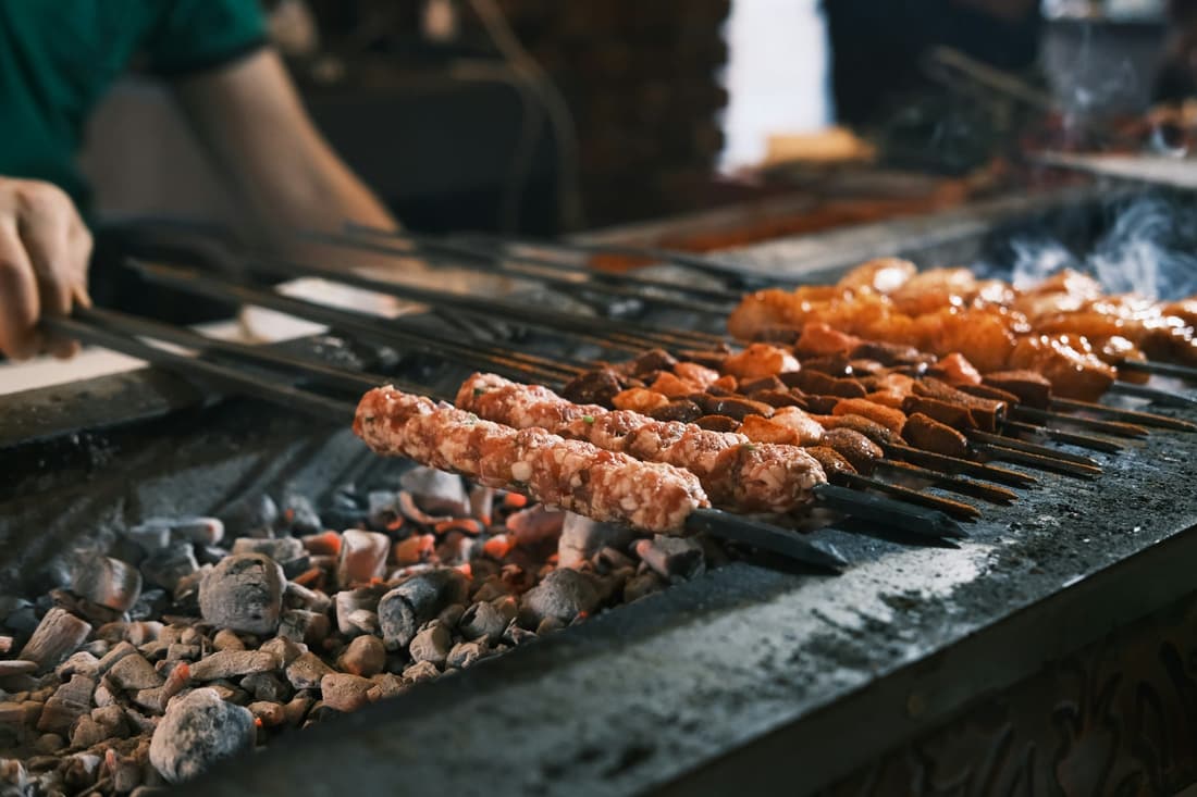 Mangalda, enli şişlerde pişen Adana kebap