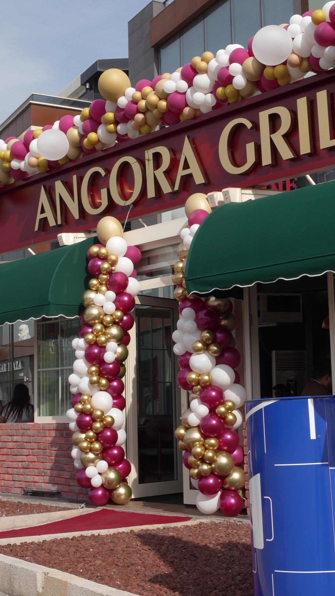 Balon süslü girişiyle Angora Grill cephesi