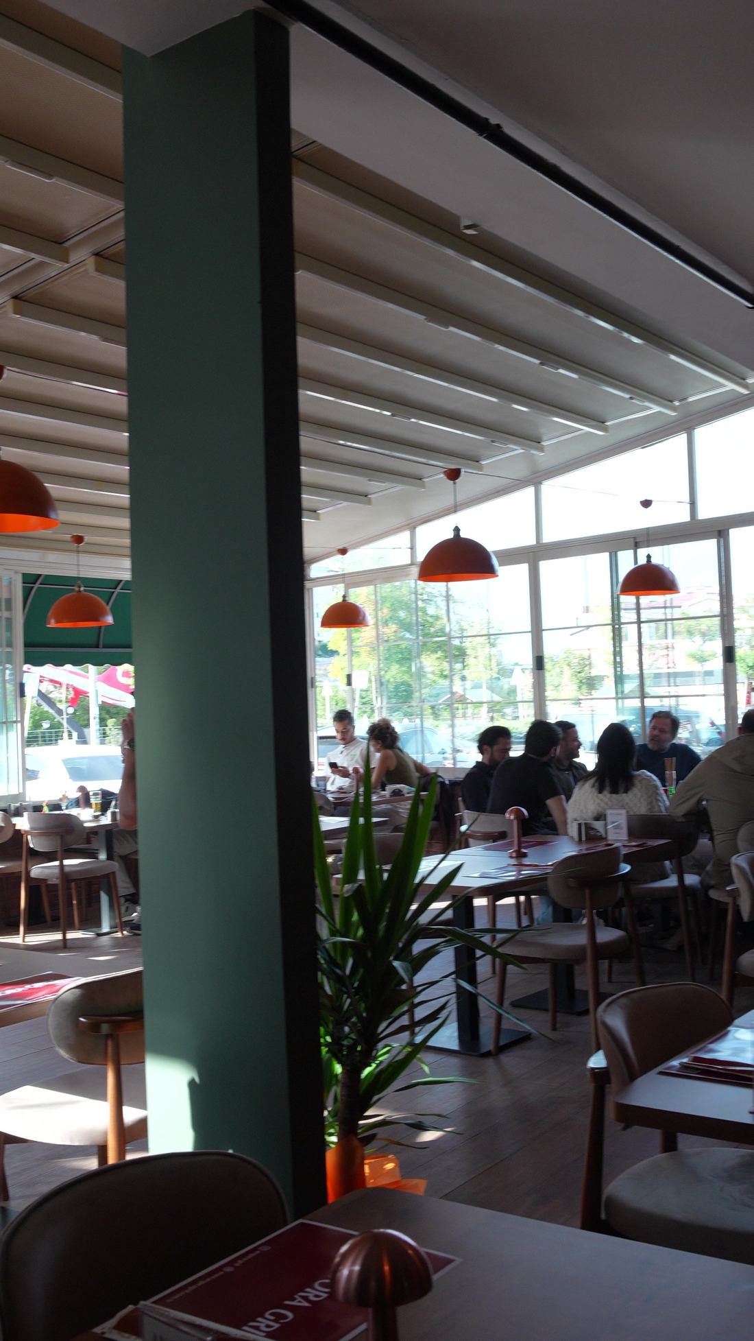 Cam cepheli, aydınlık salon ve masalar